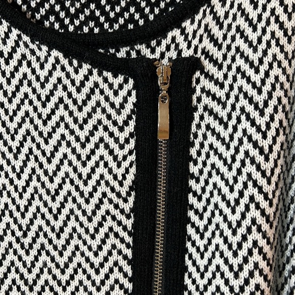 Sioni Women’s Sweater Silver Zipper Black And White Chevron Pattern - Picture 5 of 8